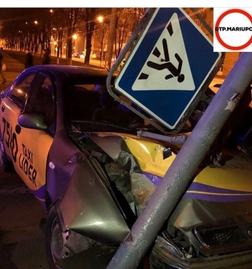 В Мариуполе таксист влетел дорожный знак,-ФОТО