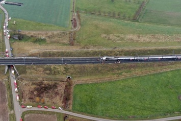 Во Франции произошла авария с пассажирским скоростным поездом (ВИДЕО)