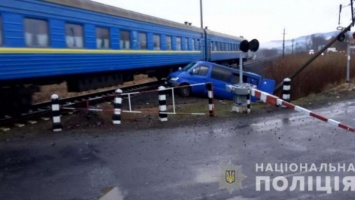 ДТП в Закарпатье: микроавтобус с пассажирами столкнулся с поездом, есть пострадавшие