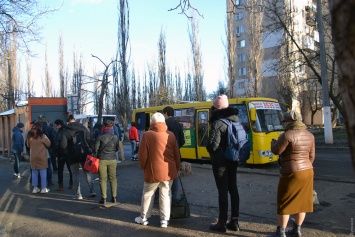 "Гробы на колесиках": горожане стоят в огромных очередях, чтобы сесть в маршрутку, а мэрия не может обуздать перевозчиков