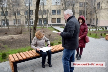 В Николаеве депутаты и активисты искали «потерявшиеся» при высадке 1000 кустов самшита (ФОТО)
