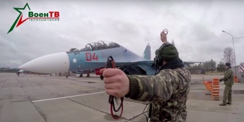 Военные летчики осваивают многоцелевые истребители Су-30СМ