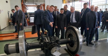 Зеленский пообещал Крюковскому вагоностроительному заводу крупный госзаказ