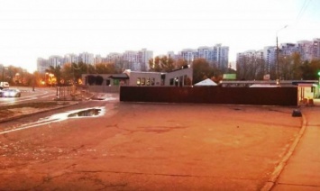 Жители улицы Срибнокильской в Дарницком района Киева боятся, что строительство торгового павильона повредит их дому