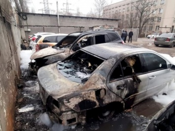 Сегодня утром на автостоянке в городе Николаеве произошел масштабный пожар