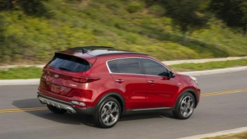 Скромный и небольшой, но едет как! KIA Sportage не оставляет Hyundai Tucson шансов на скоростной трассе