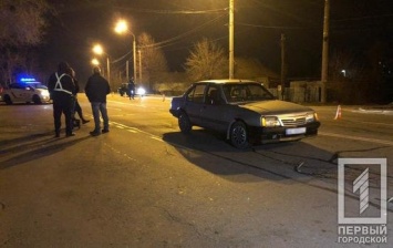 На спуске со Смычки Opel сбил пожилую криворожанку, толкавшую коляску по проезжей части