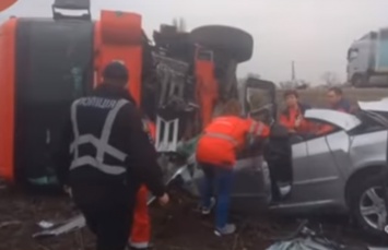 Жуткая авария под Киевом: фура раздавила легковушку - от увиденного не по себе стало даже медикам (фото)