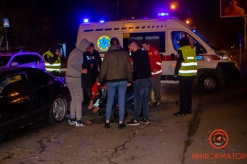 В Днепре ночью иномарка протаранила машину скорой помощи: водителя госпитализировали