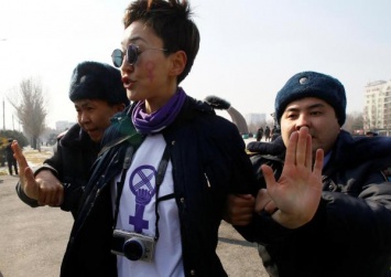 В Кыргызстане участниц демонстрации в честь 8 марта избили и задержали (ФОТО, ВИДЕО)