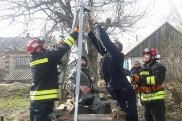 Под Днепром мужчина упал в 10-метровый колодец