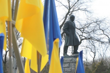 Одесситы возложили цветы к памятнику Великому Кобзарю