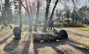 В Запорожье девочка погибла после падения со скульптуры