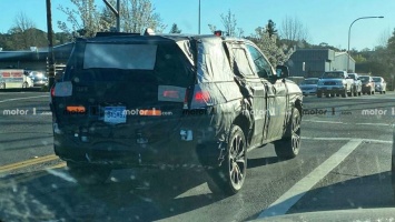 Jeep тестирует прототип обновленного внедорожника Grand Cherokee