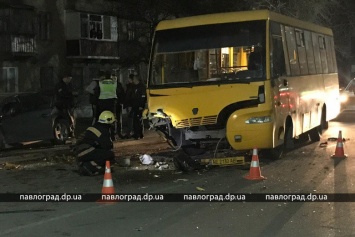 Под Днепром авто врезалось в автобус, десять людей пострадали: полиция ищет свидетелей, - ФОТО