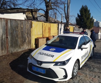 В заброшенном доме в Киеве нашли семью с детьми