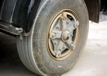 Открытые переломы: в Мариуполе мужчину придавило колесом "КаМАЗа"
