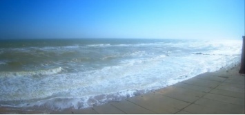 В Кирилловке бушующее море смывает пляжи (фото)