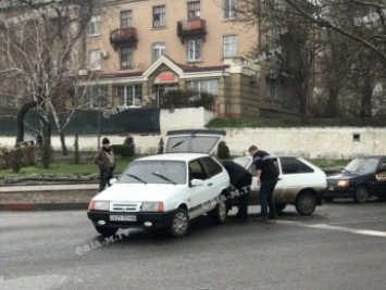 В Мелитополе водителям пришлось вручную растаскивать автомобили после ДТП ( фото, видео)