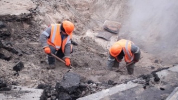 Коммунальщики устроили беспредел на детской площадке в Харькове, фото: "клад искали"