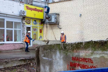 В Днепре незаконные наливайки блокируют бетонными плитами