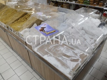 Ажиотажа нет, но гречку раскупают. Что происходит вечером накануне карантина в киевских магазинах. Фоторепортаж