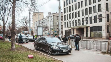 В Киеве возле метро "Лукьяновская" обстреляли представительский Mercedes