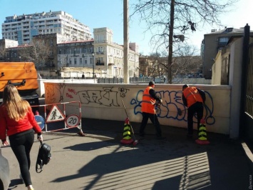 Коммунальщики смывают "живопиcь" со старинного моста в центре Одессы