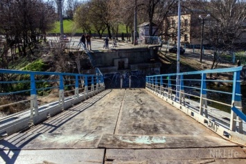 В Николаеве начали чинить пешеходный понтонный мост