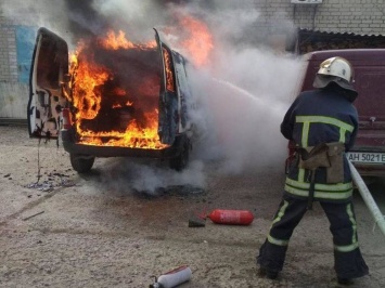 В Бердянске горящий автомобиль тушили 11, - ФОТО