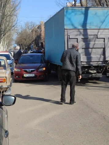 В Николаеве столкнулись «Мазда» и грузовик