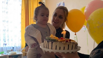Жители Днепра устроили праздник в День рождения малышки, пострадавшей в пожаре