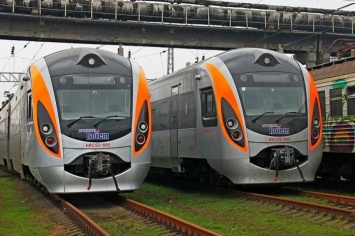 Украина приостанавливает железнодорожное сообщение с Польшей, МАУ отменяет все рейсы