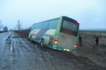 В Луганской области автобус с 30 пассажирами съехал в кювет