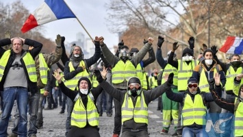 "Желтые жилеты" вышли на акцию в Париже, несмотря на пандемию коронавируса