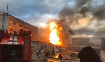 Рядом с бывшим заводом "Радикал" горят склады (фото, видео)