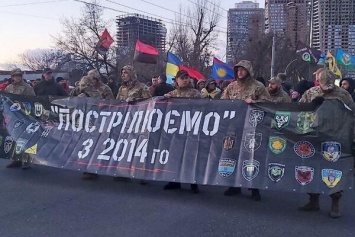 Нацкорпус и ветераны войны в Донбассе отправились в посольство России в Киеве. Видео