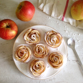 Рецепт дня: «Розочки» из слоеного теста с яблоками