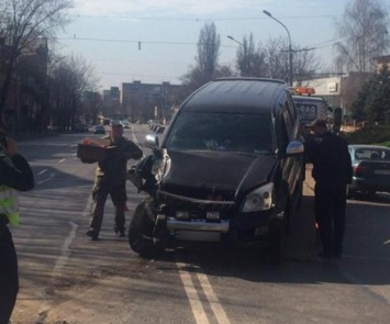 На светофоре столкнулись четыре автомобиля