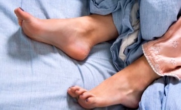 Врачи рассказали, почему ноги во время сна должны выглядывать из-под одеяла