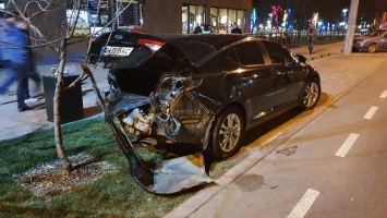 В Левобережном районе водитель Mazda влетел в припаркованную Kia и сбежал, - ФОТО
