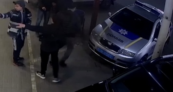Дикие танцы: в Сумах парень устроил неистовые пляски прямо на машине полицейских (видео)