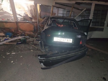 На трассе под Днепром автомобиль врезался в магазин: пострадало два человека. (ФОТО 18+)