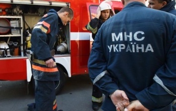 В Киеве чрезвычайники спасли мужчину из-под земли
