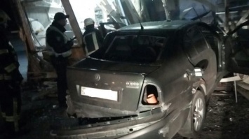 «Затарился» не выходя из авто: под Днепром водитель легковушки протаранил минимаркет