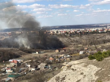 В Симферополе пожарные потушили пожар в балке между Пневматикой и Аральской