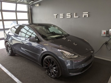 Tesla начала поставки Model Y