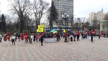 Под Радой националисты устроили митинг против капитуляции и за карантин для нардепов. Фото