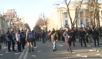 Киев трясет: под Радой мощный митинг, депутатов просто выгоняют