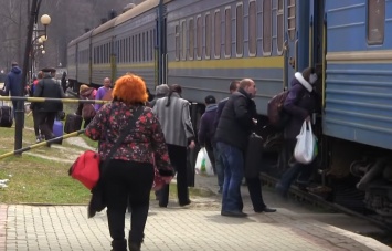 Бежать некуда: "Укрзализныця" остановила все внутренние поезда, что делать с билетами